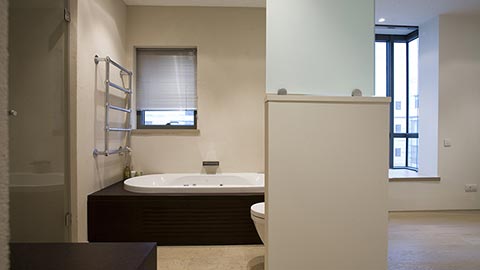 אמבטיה בחדר רחצה