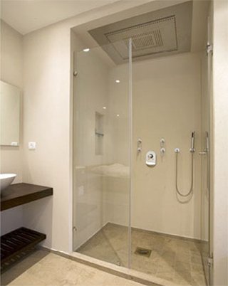 מקלחת בחדר רחצה