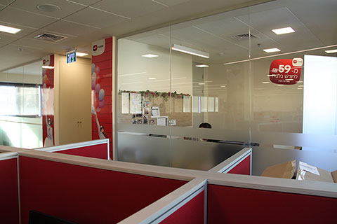 משרד סגור בחלל פתוח