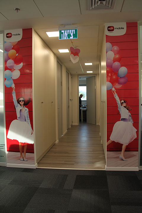 מסדרון ויציאה מעוצבים מחלל העבודה המשותף