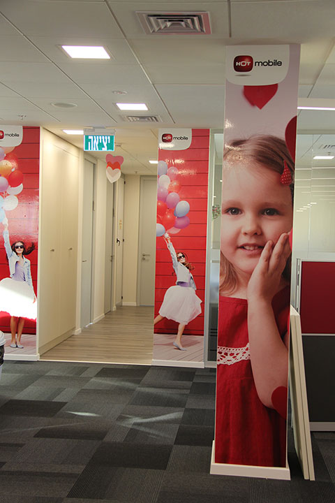 מסדרון ויציאה מעוצבים מחלל העבודה המשותף