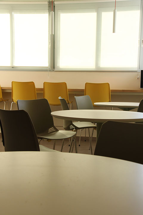 פינת ישיבה ציבורית במשרדי הוט