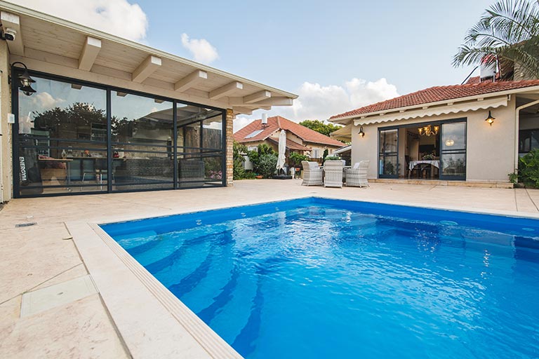 חצר פנימית ובריכת שחיה