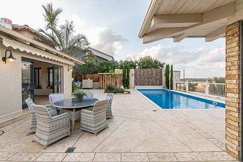 חצר פנימית ובריכת שחיה