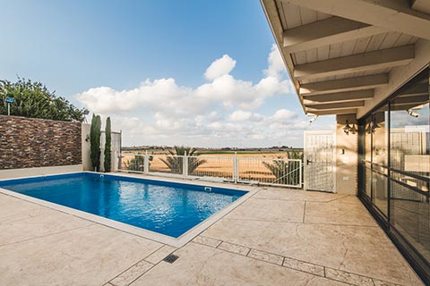 חצר פנימית ובריכת שחיה