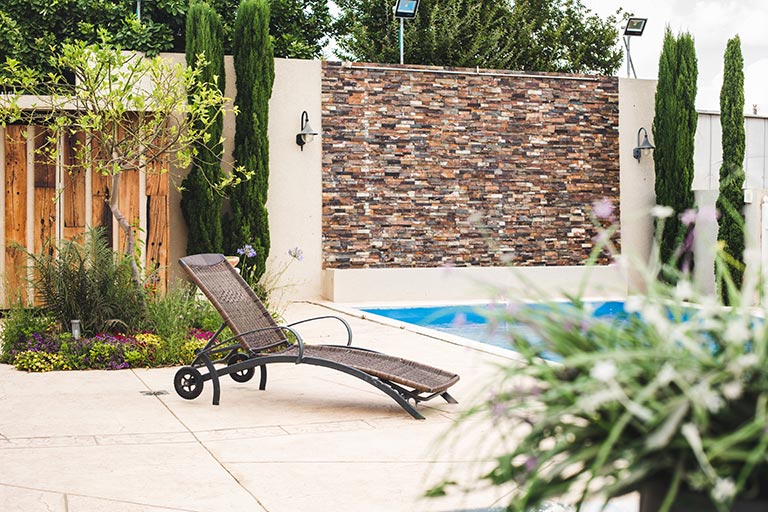 חצר פנימית ובריכת שחיה