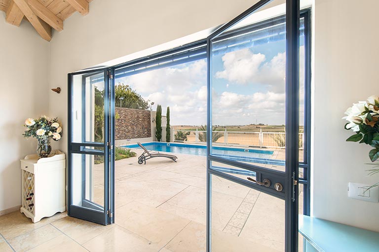 גישה לחצר פנימית ובריכת שחיה