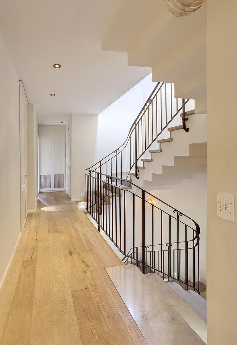 מדרגות ומסדרון