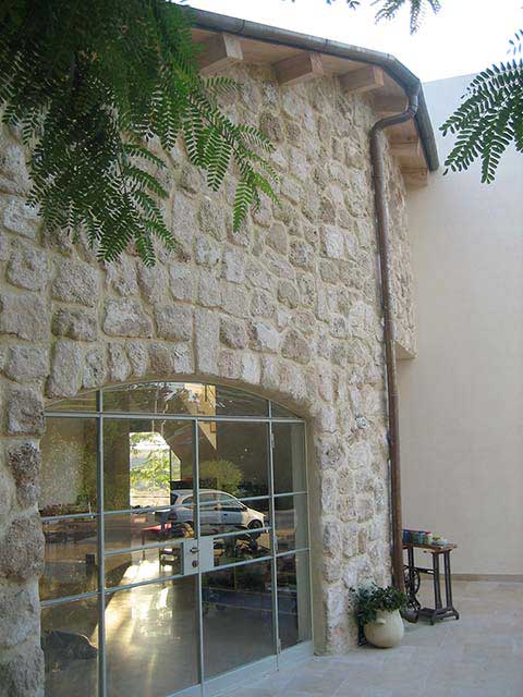 חזית קדמית ודלת כניסה לסלון