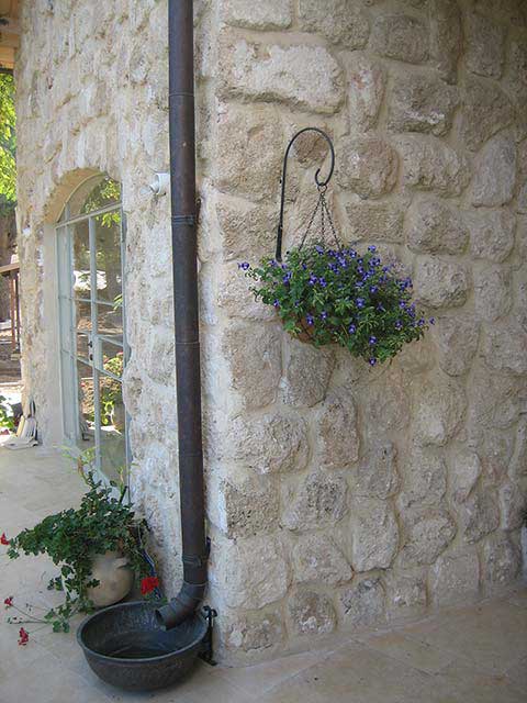 חזית לבנים כפרית ומרזב